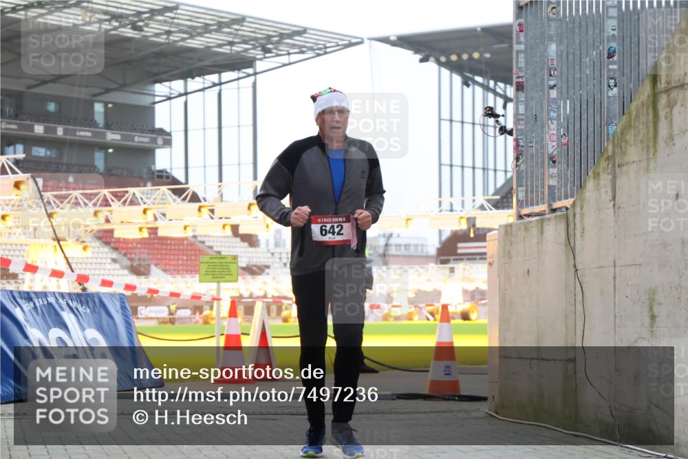 08.12.2024 - St. Pauli X-Mass-Run No. 14 H.Heesch http://msf.ph/oto/7497236 08.12.2024 10:01:09 Ziel 642, 2808, 2809 meine-sportfotos.de