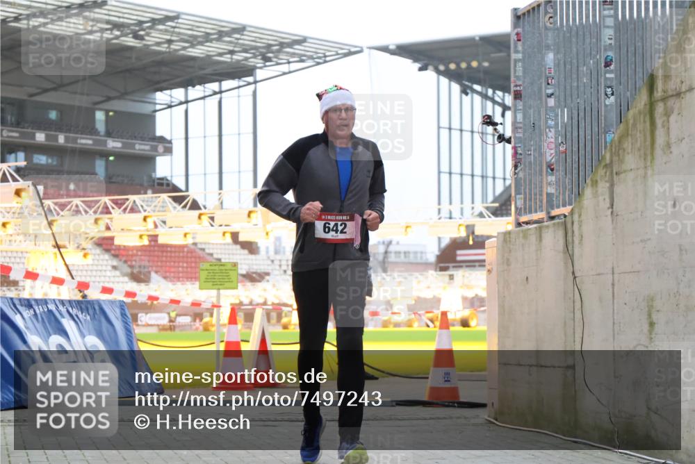 08.12.2024 - St. Pauli X-Mass-Run No. 14 H.Heesch http://msf.ph/oto/7497243 08.12.2024 10:01:10 Ziel 642, 1773, 2808, 2809, 3033 meine-sportfotos.de