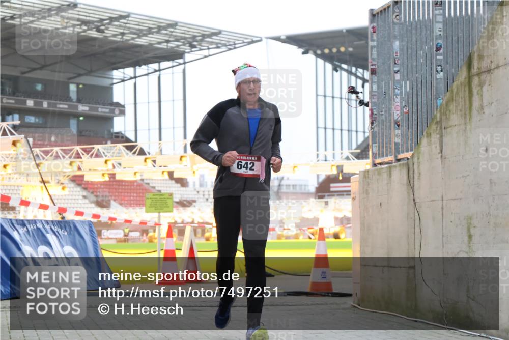 08.12.2024 - St. Pauli X-Mass-Run No. 14 H.Heesch http://msf.ph/oto/7497251 08.12.2024 10:01:10 Ziel 642, 1773, 2808, 2809, 3033 meine-sportfotos.de