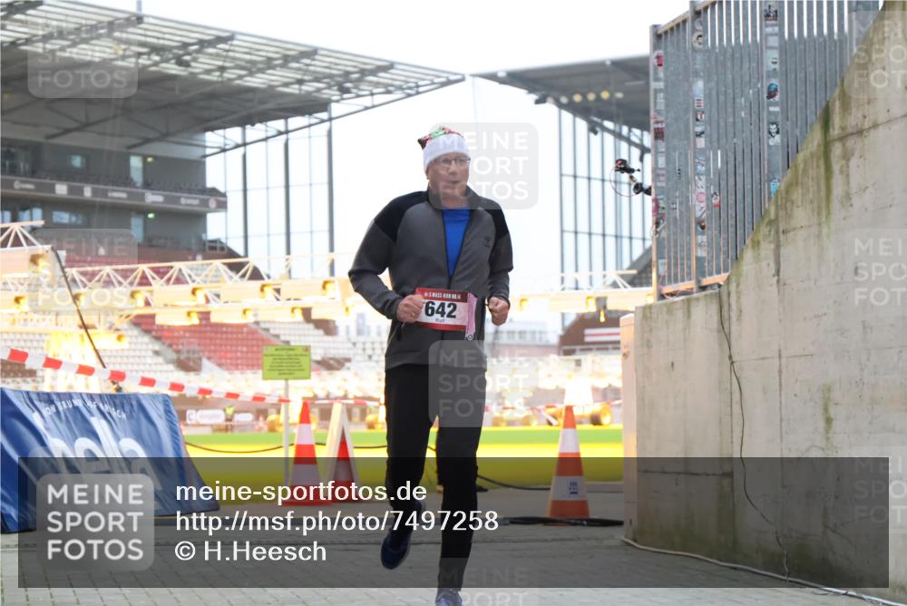 08.12.2024 - St. Pauli X-Mass-Run No. 14 H.Heesch http://msf.ph/oto/7497258 08.12.2024 10:01:10 Ziel 642, 1773, 2808, 2809, 3033 meine-sportfotos.de