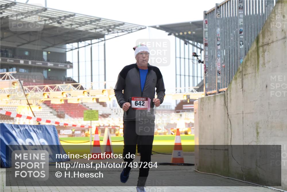 08.12.2024 - St. Pauli X-Mass-Run No. 14 H.Heesch http://msf.ph/oto/7497264 08.12.2024 10:01:10 Ziel 642, 1773, 2808, 2809, 3033 meine-sportfotos.de