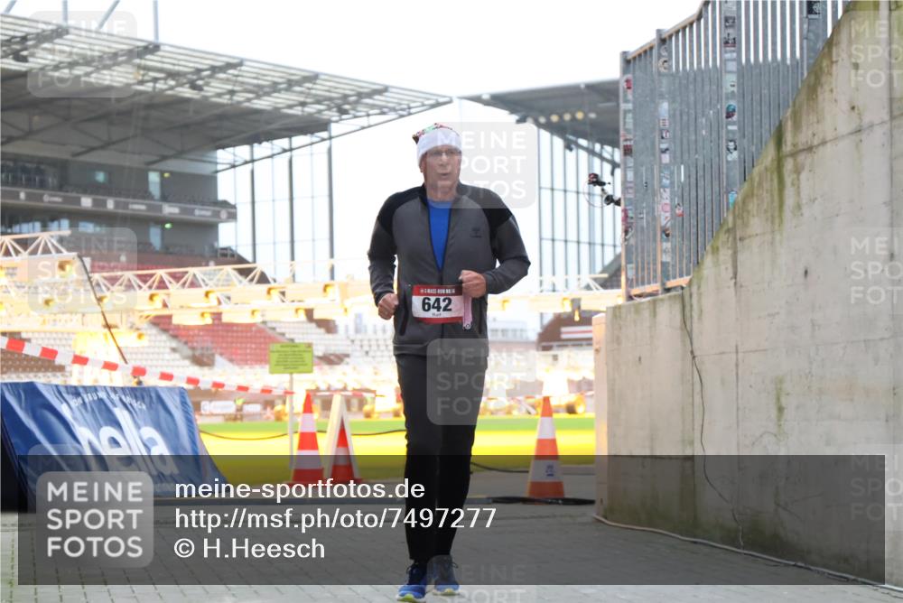 08.12.2024 - St. Pauli X-Mass-Run No. 14 H.Heesch http://msf.ph/oto/7497277 08.12.2024 10:01:10 Ziel 642, 1773, 2808, 2809, 3033 meine-sportfotos.de