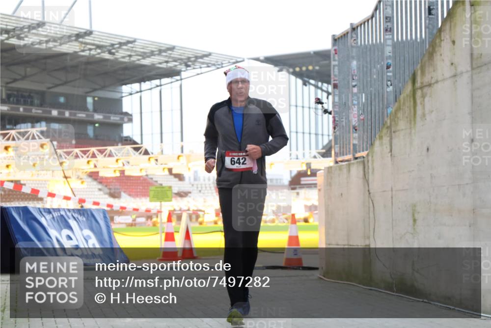 08.12.2024 - St. Pauli X-Mass-Run No. 14 H.Heesch http://msf.ph/oto/7497282 08.12.2024 10:01:10 Ziel 642, 1773, 2808, 2809, 3033 meine-sportfotos.de