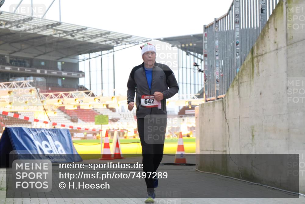 08.12.2024 - St. Pauli X-Mass-Run No. 14 H.Heesch http://msf.ph/oto/7497289 08.12.2024 10:01:10 Ziel 642, 1773, 2808, 2809, 3033 meine-sportfotos.de
