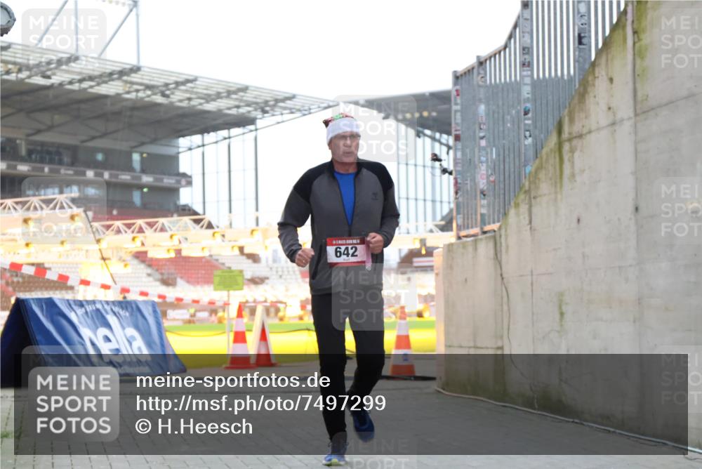 08.12.2024 - St. Pauli X-Mass-Run No. 14 H.Heesch http://msf.ph/oto/7497299 08.12.2024 10:01:10 Ziel 642, 1773, 2808, 2809, 3033 meine-sportfotos.de