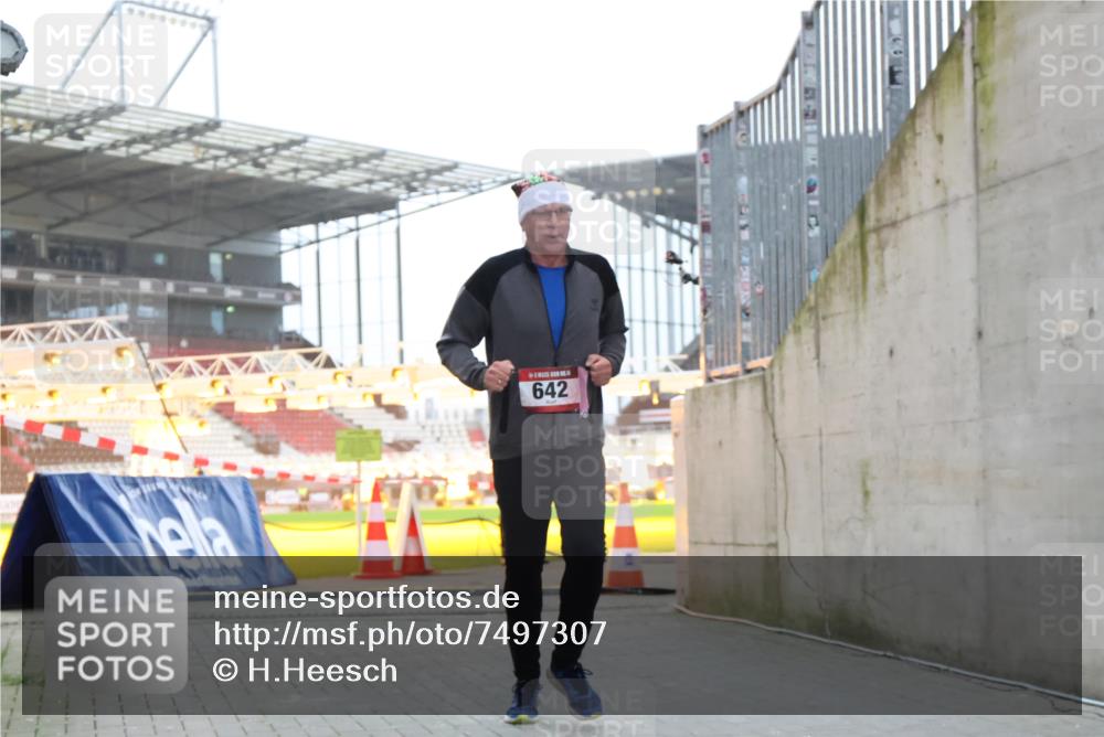 08.12.2024 - St. Pauli X-Mass-Run No. 14 H.Heesch http://msf.ph/oto/7497307 08.12.2024 10:01:10 Ziel 642, 1773, 2808, 2809, 3033 meine-sportfotos.de