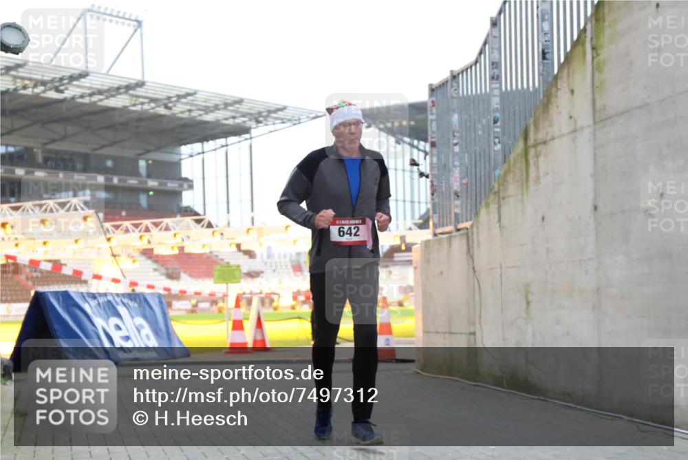 08.12.2024 - St. Pauli X-Mass-Run No. 14 H.Heesch http://msf.ph/oto/7497312 08.12.2024 10:01:10 Ziel 642, 1773, 2808, 2809, 3033 meine-sportfotos.de