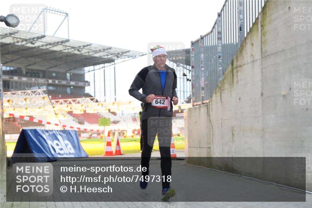 08.12.2024 - St. Pauli X-Mass-Run No. 14 H.Heesch http://msf.ph/oto/7497318 08.12.2024 10:01:10 Ziel 642, 1773, 2808, 2809, 3033 meine-sportfotos.de