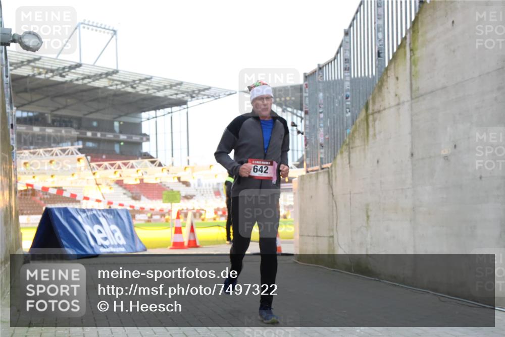 08.12.2024 - St. Pauli X-Mass-Run No. 14 H.Heesch http://msf.ph/oto/7497322 08.12.2024 10:01:10 Ziel 642, 1773, 2808, 2809, 3033 meine-sportfotos.de