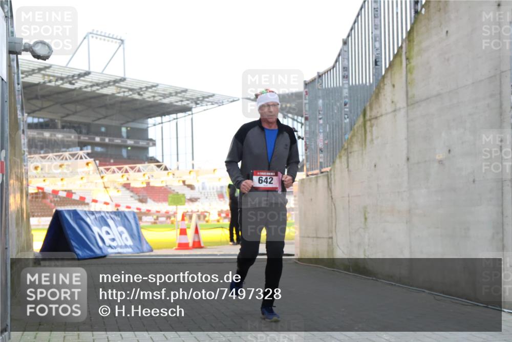 08.12.2024 - St. Pauli X-Mass-Run No. 14 H.Heesch http://msf.ph/oto/7497328 08.12.2024 10:01:10 Ziel 642, 1773, 2808, 2809, 3033 meine-sportfotos.de