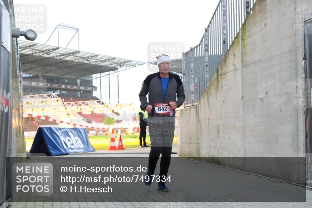 08.12.2024 - St. Pauli X-Mass-Run No. 14 H.Heesch http://msf.ph/oto/7497334 08.12.2024 10:01:11 Ziel 642, 642, 1773, 2808, 2809, 3033 meine-sportfotos.de