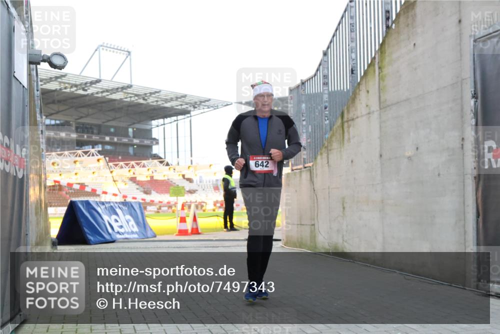 08.12.2024 - St. Pauli X-Mass-Run No. 14 H.Heesch http://msf.ph/oto/7497343 08.12.2024 10:01:11 Ziel 642, 642, 1773, 2808, 2809, 3033 meine-sportfotos.de