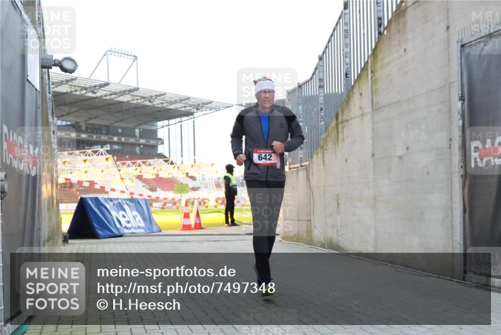 08.12.2024 - St. Pauli X-Mass-Run No. 14 H.Heesch http://msf.ph/oto/7497348 08.12.2024 10:01:11 Ziel 642, 642, 1773, 2808, 2809, 3033 meine-sportfotos.de