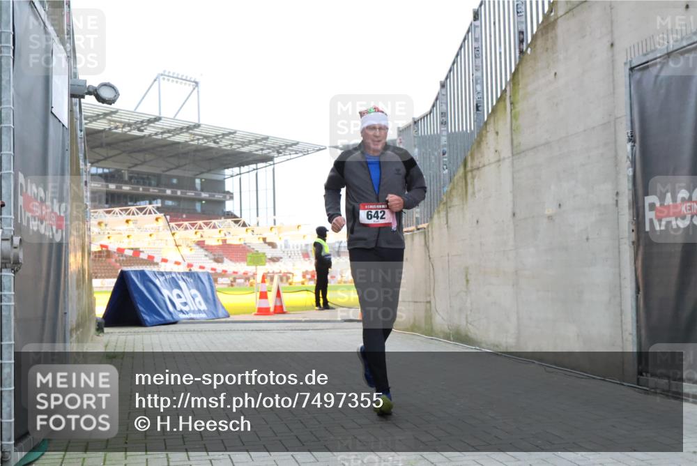 08.12.2024 - St. Pauli X-Mass-Run No. 14 H.Heesch http://msf.ph/oto/7497355 08.12.2024 10:01:11 Ziel 642, 642, 1773, 2808, 2809, 3033 meine-sportfotos.de