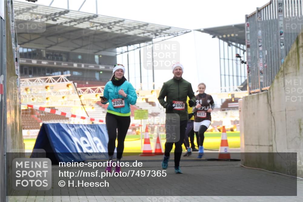 08.12.2024 - St. Pauli X-Mass-Run No. 14 H.Heesch http://msf.ph/oto/7497365 08.12.2024 10:01:14 Ziel 642, 1750, 1773, 2808, 2809, 3033 meine-sportfotos.de