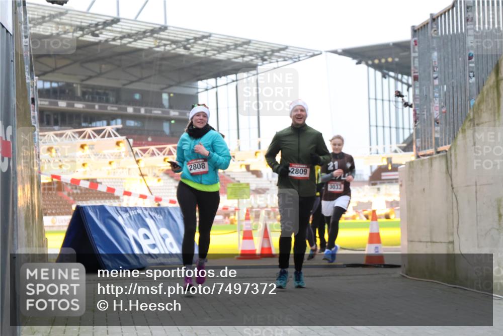 08.12.2024 - St. Pauli X-Mass-Run No. 14 H.Heesch http://msf.ph/oto/7497372 08.12.2024 10:01:15 Ziel 642, 410, 1750, 1773, 2447, 2808, 2809, 3033 meine-sportfotos.de