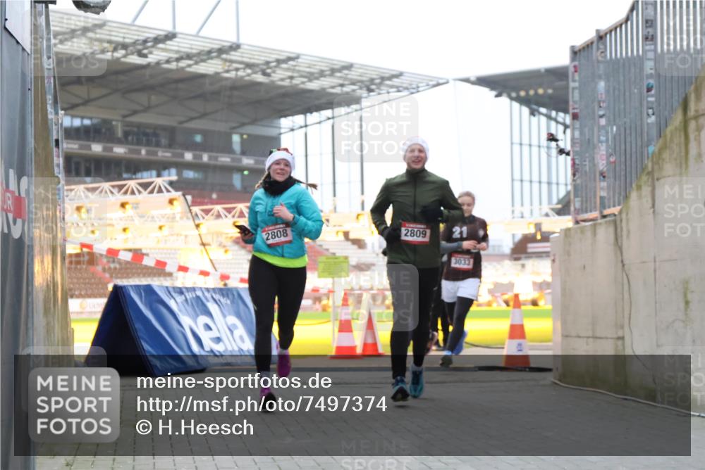 08.12.2024 - St. Pauli X-Mass-Run No. 14 H.Heesch http://msf.ph/oto/7497374 08.12.2024 10:01:15 Ziel 642, 410, 1750, 1773, 2447, 2808, 2809, 3033 meine-sportfotos.de