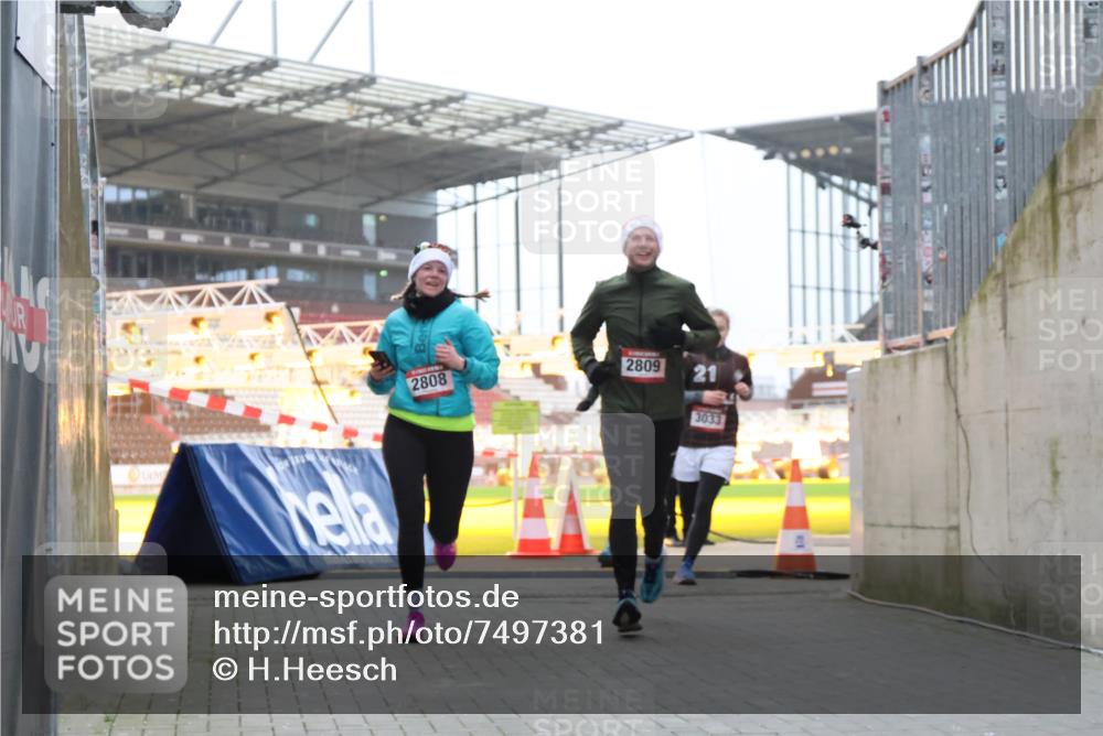 08.12.2024 - St. Pauli X-Mass-Run No. 14 H.Heesch http://msf.ph/oto/7497381 08.12.2024 10:01:15 Ziel 642, 410, 1750, 1773, 2447, 2808, 2809, 3033 meine-sportfotos.de