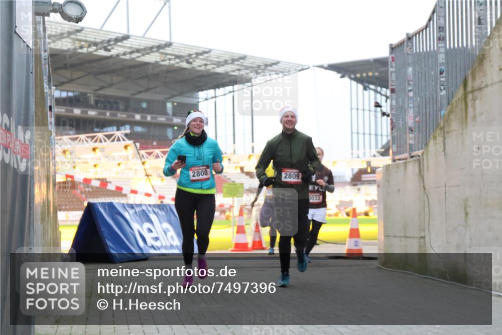 08.12.2024 - St. Pauli X-Mass-Run No. 14 H.Heesch http://msf.ph/oto/7497396 08.12.2024 10:01:15 Ziel 642, 410, 1750, 1773, 2447, 2808, 2809, 3033 meine-sportfotos.de
