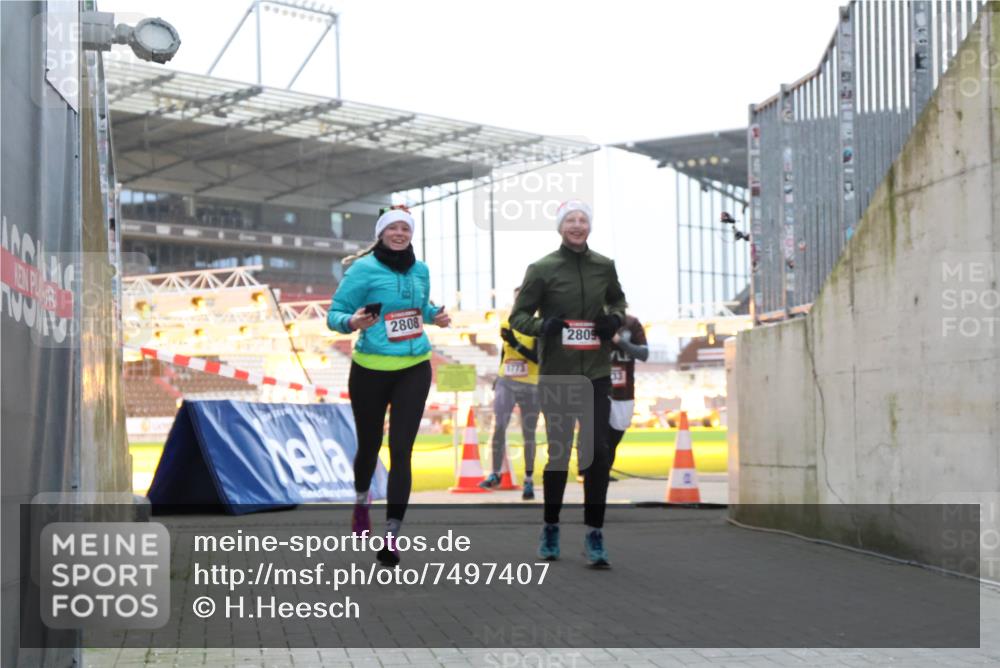 08.12.2024 - St. Pauli X-Mass-Run No. 14 H.Heesch http://msf.ph/oto/7497407 08.12.2024 10:01:15 Ziel 642, 410, 1750, 1773, 2447, 2808, 2809, 3033 meine-sportfotos.de