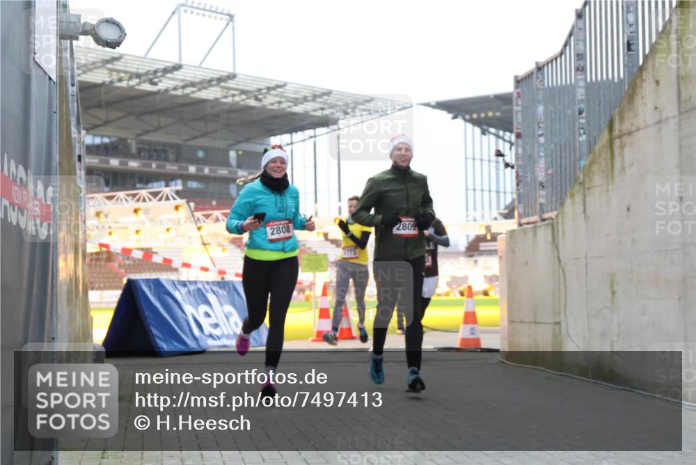 08.12.2024 - St. Pauli X-Mass-Run No. 14 H.Heesch http://msf.ph/oto/7497413 08.12.2024 10:01:15 Ziel 642, 410, 1750, 1773, 2447, 2808, 2809, 3033 meine-sportfotos.de