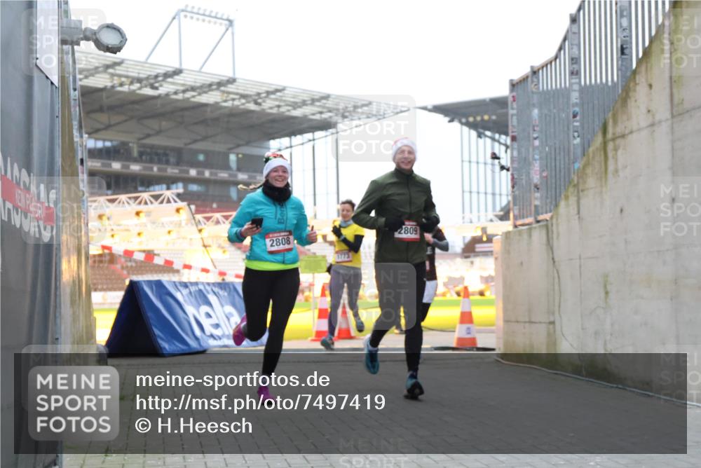 08.12.2024 - St. Pauli X-Mass-Run No. 14 H.Heesch http://msf.ph/oto/7497419 08.12.2024 10:01:15 Ziel 642, 410, 1750, 1773, 2447, 2808, 2809, 3033 meine-sportfotos.de