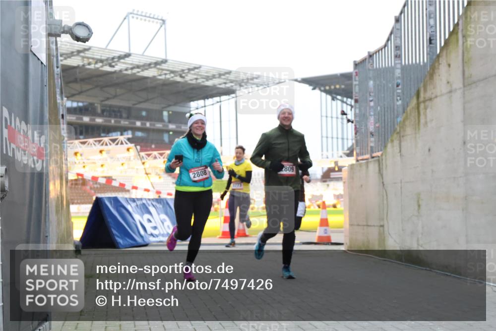 08.12.2024 - St. Pauli X-Mass-Run No. 14 H.Heesch http://msf.ph/oto/7497426 08.12.2024 10:01:15 Ziel 642, 410, 1750, 1773, 2447, 2808, 2809, 3033 meine-sportfotos.de