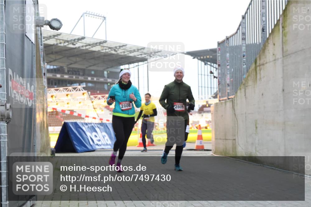 08.12.2024 - St. Pauli X-Mass-Run No. 14 H.Heesch http://msf.ph/oto/7497430 08.12.2024 10:01:15 Ziel 642, 410, 1750, 1773, 2447, 2808, 2809, 3033 meine-sportfotos.de