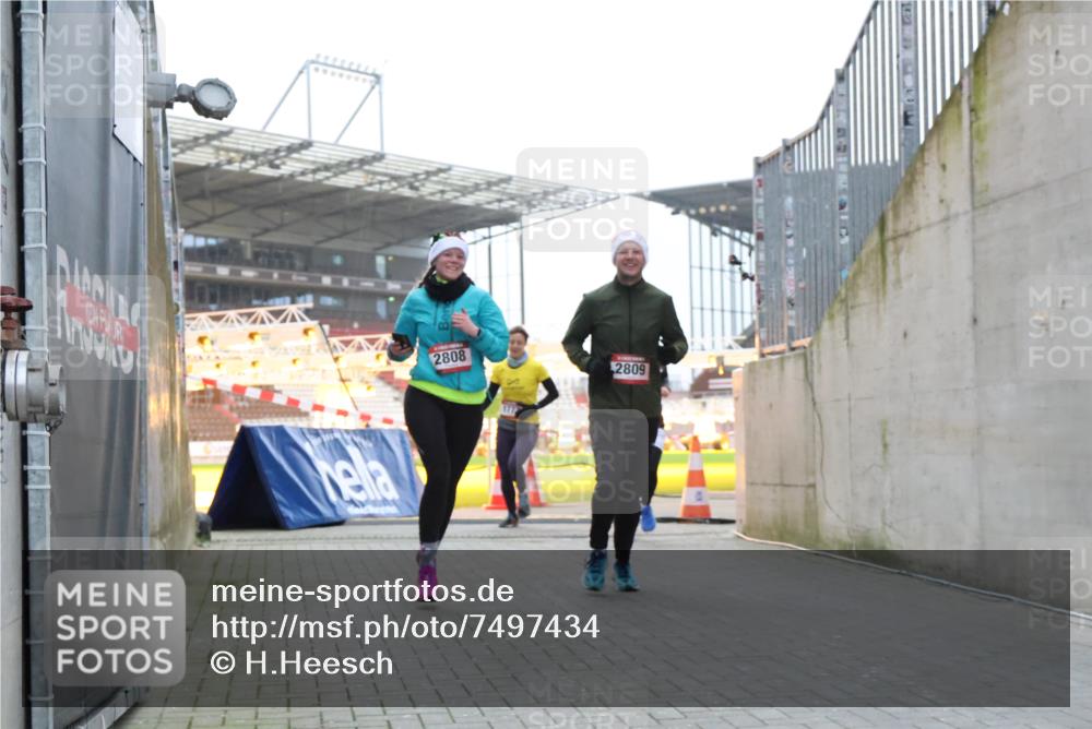 08.12.2024 - St. Pauli X-Mass-Run No. 14 H.Heesch http://msf.ph/oto/7497434 08.12.2024 10:01:15 Ziel 642, 410, 1750, 1773, 2447, 2808, 2809, 3033 meine-sportfotos.de