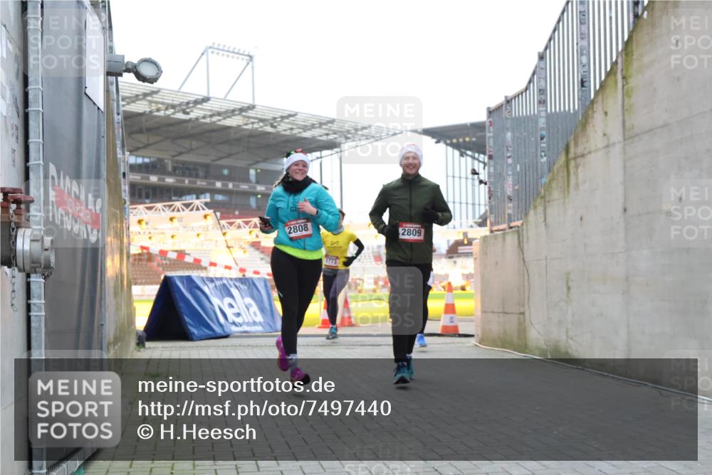 08.12.2024 - St. Pauli X-Mass-Run No. 14 H.Heesch http://msf.ph/oto/7497440 08.12.2024 10:01:15 Ziel 642, 410, 1750, 1773, 2447, 2808, 2809, 3033 meine-sportfotos.de