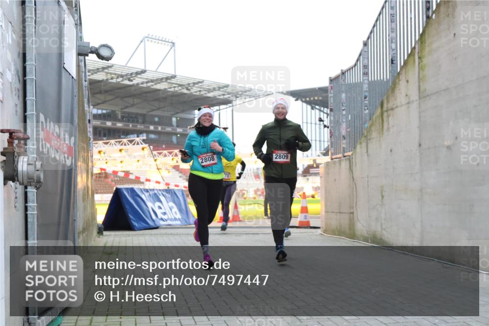 08.12.2024 - St. Pauli X-Mass-Run No. 14 H.Heesch http://msf.ph/oto/7497447 08.12.2024 10:01:15 Ziel 642, 410, 1750, 1773, 2447, 2808, 2809, 3033 meine-sportfotos.de