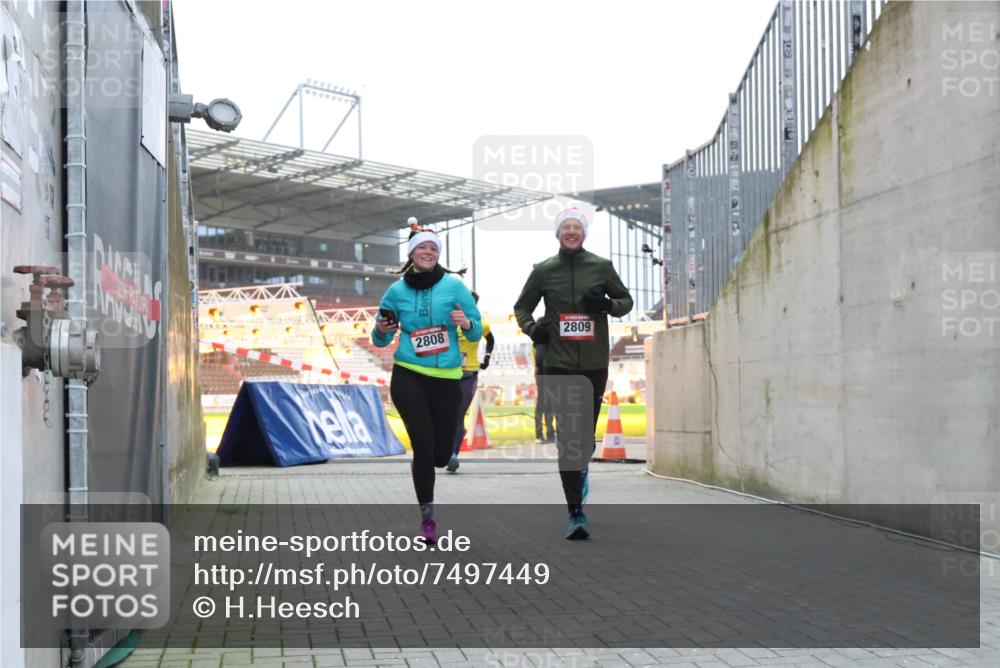 08.12.2024 - St. Pauli X-Mass-Run No. 14 H.Heesch http://msf.ph/oto/7497449 08.12.2024 10:01:16 Ziel 642, 2808, 2809, 410, 1750, 1773, 2447, 2808, 2809, 3033 meine-sportfotos.de