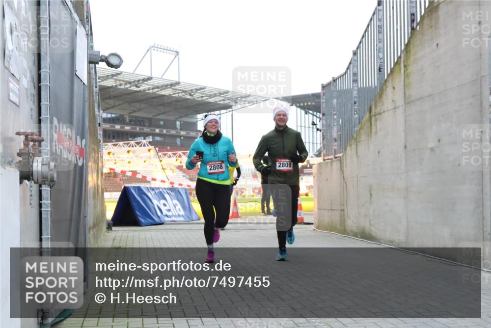 08.12.2024 - St. Pauli X-Mass-Run No. 14 H.Heesch http://msf.ph/oto/7497455 08.12.2024 10:01:16 Ziel 642, 2808, 2809, 410, 1750, 1773, 2447, 2808, 2809, 3033 meine-sportfotos.de