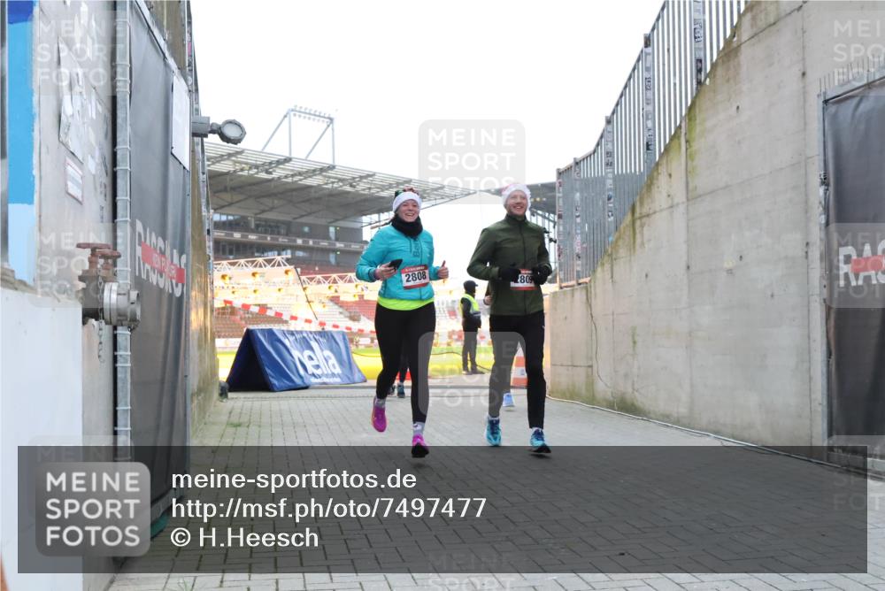 08.12.2024 - St. Pauli X-Mass-Run No. 14 H.Heesch http://msf.ph/oto/7497477 08.12.2024 10:01:16 Ziel 642, 2808, 2809, 410, 1750, 1773, 2447, 2808, 2809, 3033 meine-sportfotos.de