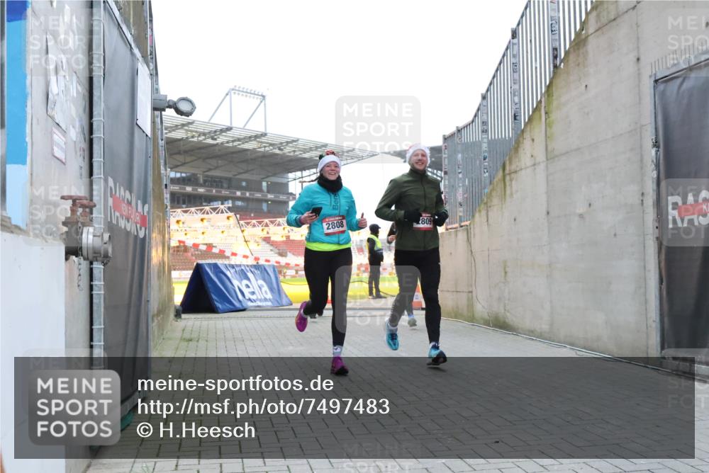 08.12.2024 - St. Pauli X-Mass-Run No. 14 H.Heesch http://msf.ph/oto/7497483 08.12.2024 10:01:16 Ziel 642, 2808, 2809, 410, 1750, 1773, 2447, 2808, 2809, 3033 meine-sportfotos.de
