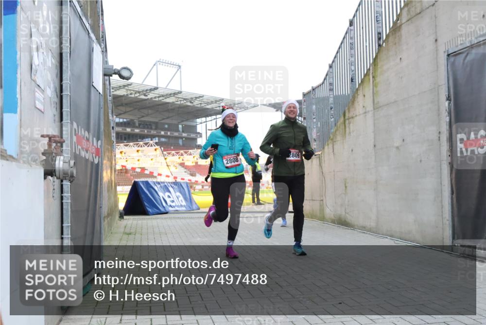 08.12.2024 - St. Pauli X-Mass-Run No. 14 H.Heesch http://msf.ph/oto/7497488 08.12.2024 10:01:16 Ziel 642, 2808, 2809, 410, 1750, 1773, 2447, 2808, 2809, 3033 meine-sportfotos.de