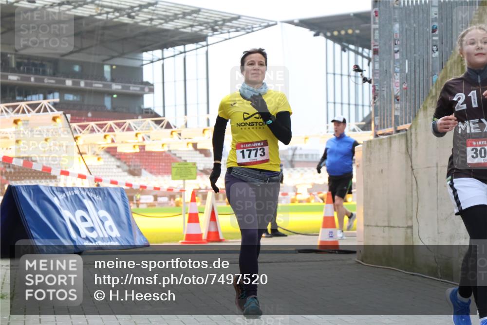 08.12.2024 - St. Pauli X-Mass-Run No. 14 H.Heesch http://msf.ph/oto/7497520 08.12.2024 10:01:17 Ziel 642, 2808, 2809, 410, 1750, 1773, 2447, 2808, 2809, 3033 meine-sportfotos.de