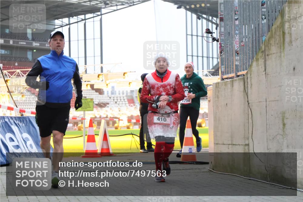 08.12.2024 - St. Pauli X-Mass-Run No. 14 H.Heesch http://msf.ph/oto/7497563 08.12.2024 10:01:20 Ziel 642, 1773, 2808, 2809, 3033, 410, 1750, 1773, 2447, 3033 meine-sportfotos.de