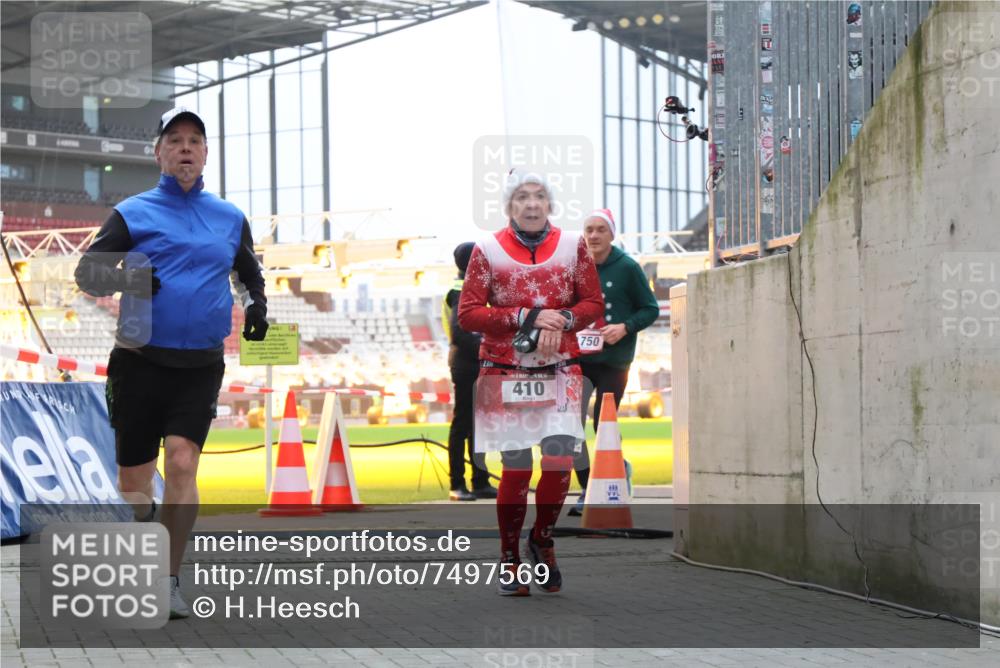 08.12.2024 - St. Pauli X-Mass-Run No. 14 H.Heesch http://msf.ph/oto/7497569 08.12.2024 10:01:20 Ziel 642, 1773, 2808, 2809, 3033, 410, 1750, 1773, 2447, 3033 meine-sportfotos.de