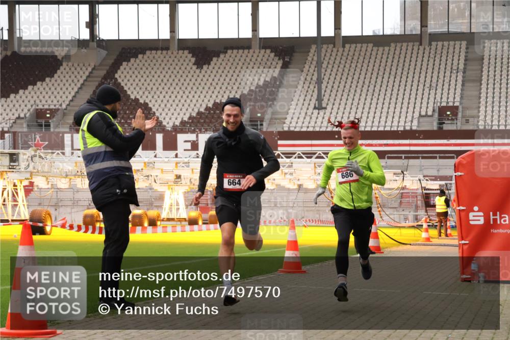 08.12.2024 - St. Pauli X-Mass-Run No. 14 Yannick Fuchs http://msf.ph/oto/7497570 08.12.2024 10:59:36 Ziel 124, 527, 664, 686, 1688, 1748, 1842, 1848, 2153 meine-sportfotos.de
