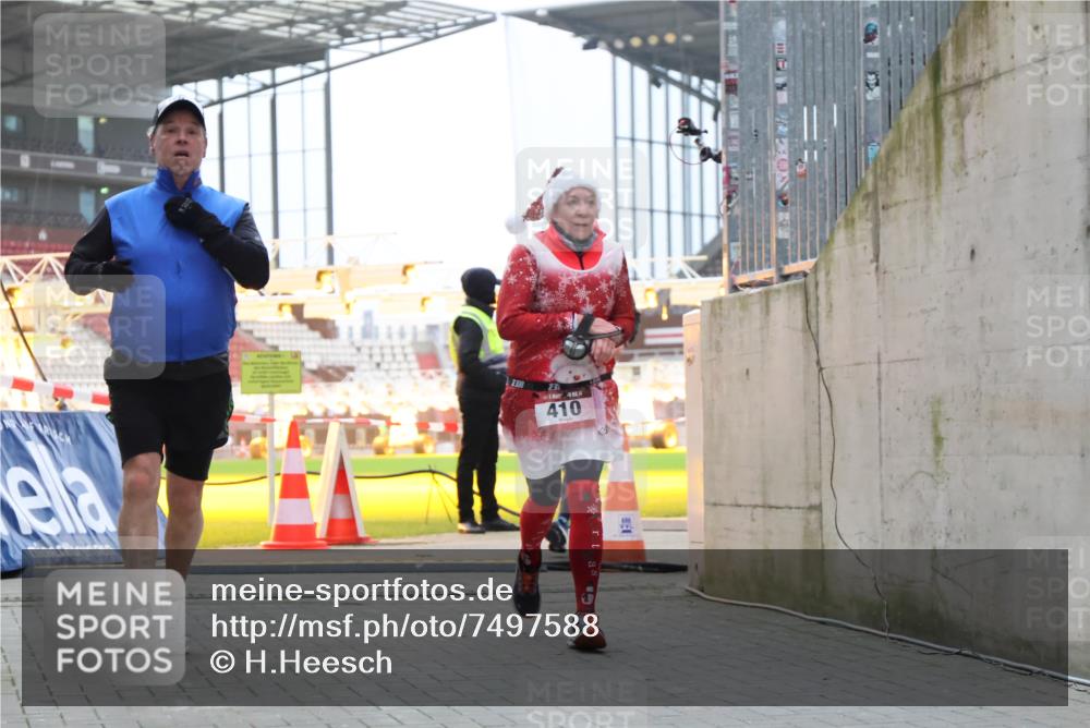 08.12.2024 - St. Pauli X-Mass-Run No. 14 H.Heesch http://msf.ph/oto/7497588 08.12.2024 10:01:20 Ziel 642, 1773, 2808, 2809, 3033, 410, 1750, 1773, 2447, 3033 meine-sportfotos.de