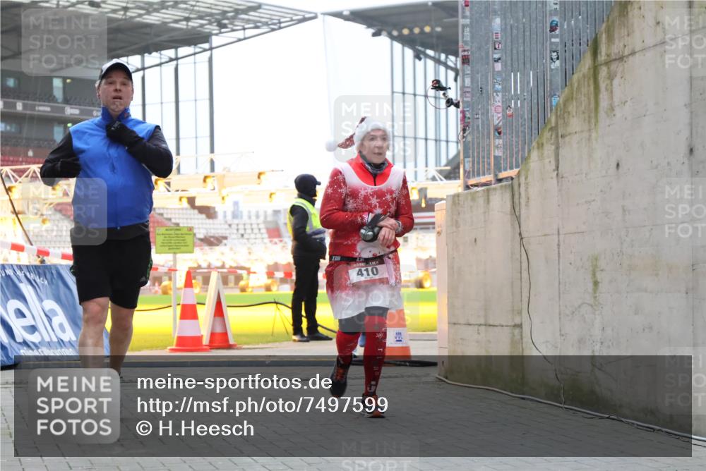 08.12.2024 - St. Pauli X-Mass-Run No. 14 H.Heesch http://msf.ph/oto/7497599 08.12.2024 10:01:20 Ziel 642, 1773, 2808, 2809, 3033, 410, 1750, 1773, 2447, 3033 meine-sportfotos.de