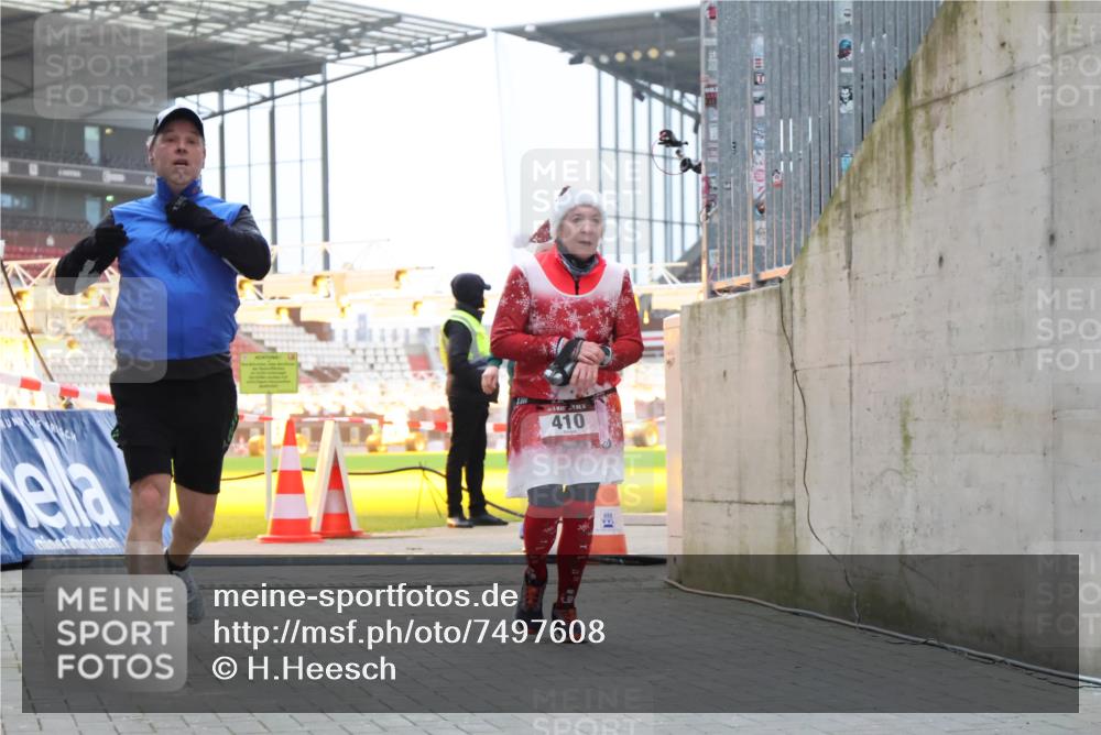 08.12.2024 - St. Pauli X-Mass-Run No. 14 H.Heesch http://msf.ph/oto/7497608 08.12.2024 10:01:20 Ziel 642, 1773, 2808, 2809, 3033, 410, 1750, 1773, 2447, 3033 meine-sportfotos.de