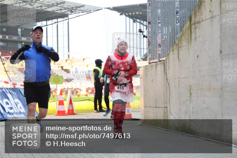08.12.2024 - St. Pauli X-Mass-Run No. 14 H.Heesch http://msf.ph/oto/7497613 08.12.2024 10:01:21 Ziel 642, 1773, 2808, 2809, 3033, 410, 1750, 2447 meine-sportfotos.de