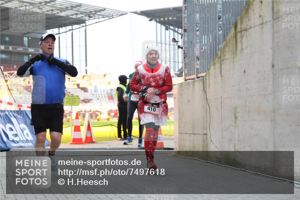 08.12.2024 - St. Pauli X-Mass-Run No. 14 H.Heesch http://msf.ph/oto/7497618 08.12.2024 10:01:21 Ziel 642, 1773, 2808, 2809, 3033, 410, 1750, 2447 meine-sportfotos.de
