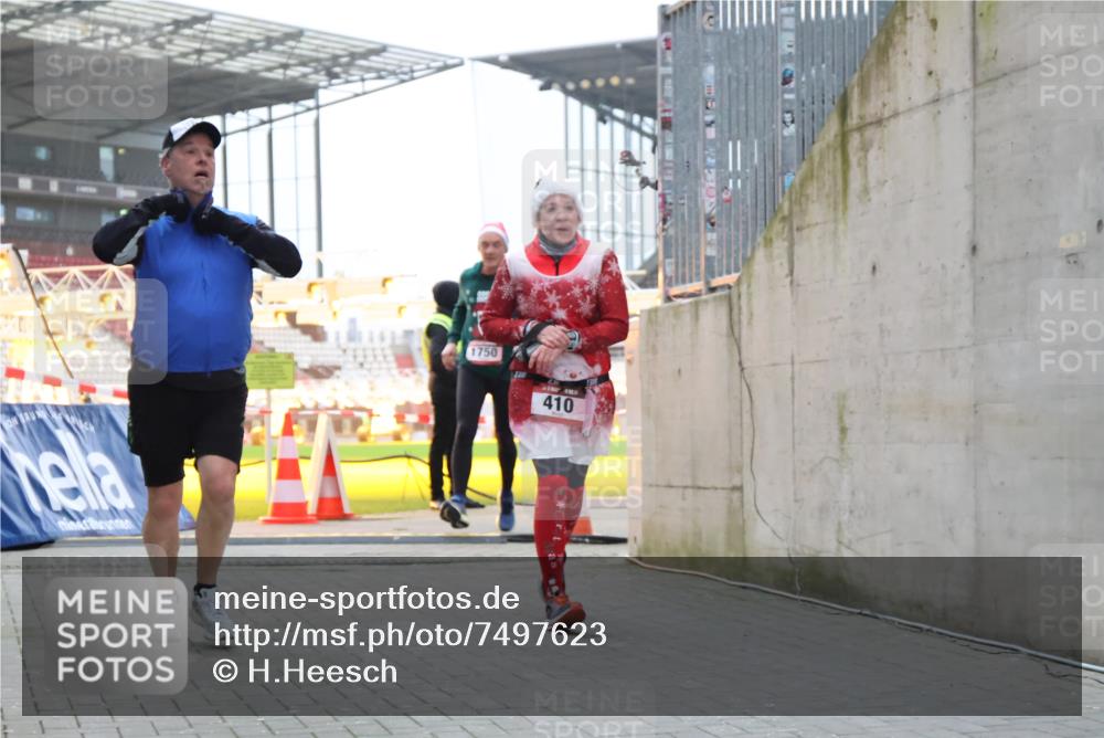 08.12.2024 - St. Pauli X-Mass-Run No. 14 H.Heesch http://msf.ph/oto/7497623 08.12.2024 10:01:21 Ziel 642, 1773, 2808, 2809, 3033, 410, 1750, 2447 meine-sportfotos.de