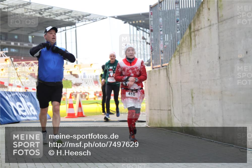 08.12.2024 - St. Pauli X-Mass-Run No. 14 H.Heesch http://msf.ph/oto/7497629 08.12.2024 10:01:21 Ziel 642, 1773, 2808, 2809, 3033, 410, 1750, 2447 meine-sportfotos.de