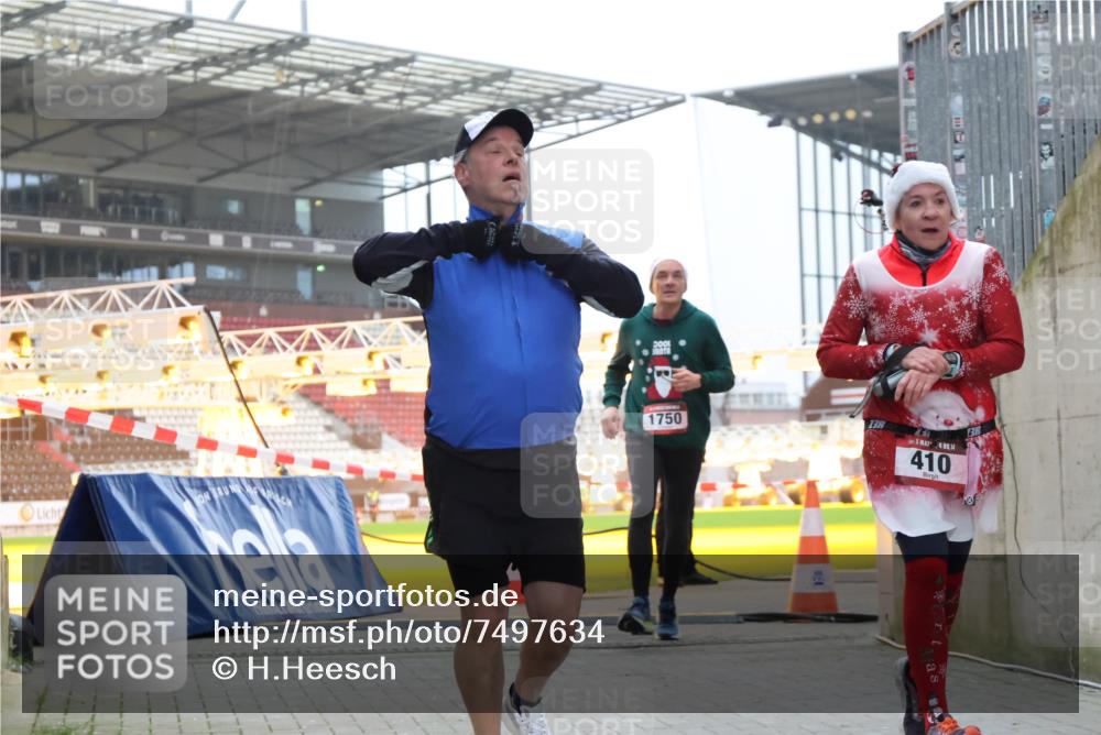 08.12.2024 - St. Pauli X-Mass-Run No. 14 H.Heesch http://msf.ph/oto/7497634 08.12.2024 10:01:21 Ziel 642, 1773, 2808, 2809, 3033, 410, 1750, 2447 meine-sportfotos.de