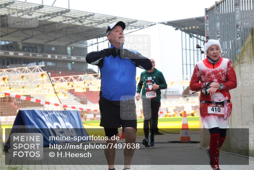 08.12.2024 - St. Pauli X-Mass-Run No. 14 H.Heesch http://msf.ph/oto/7497638 08.12.2024 10:01:21 Ziel 642, 1773, 2808, 2809, 3033, 410, 1750, 2447 meine-sportfotos.de