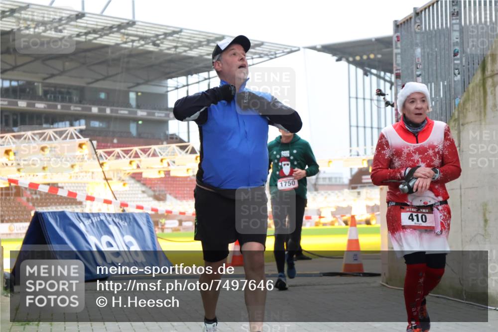 08.12.2024 - St. Pauli X-Mass-Run No. 14 H.Heesch http://msf.ph/oto/7497646 08.12.2024 10:01:22 Ziel 642, 1750, 1773, 2808, 2809, 3033, 410, 1750, 2447 meine-sportfotos.de